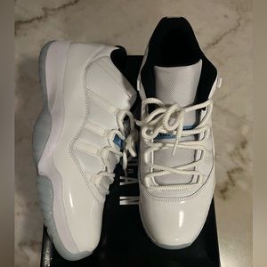 Great condition come with the box and also doing shipping as well✅🚍